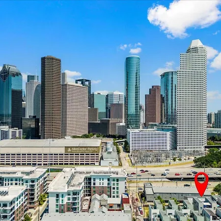 Luxe 3 Story Townhome With Downtown View Near Nrg Stadium Centrally Located Walkable To Popular Restaurants